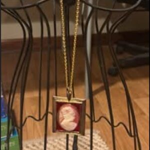 Vintage Cameo Pendant Necklace